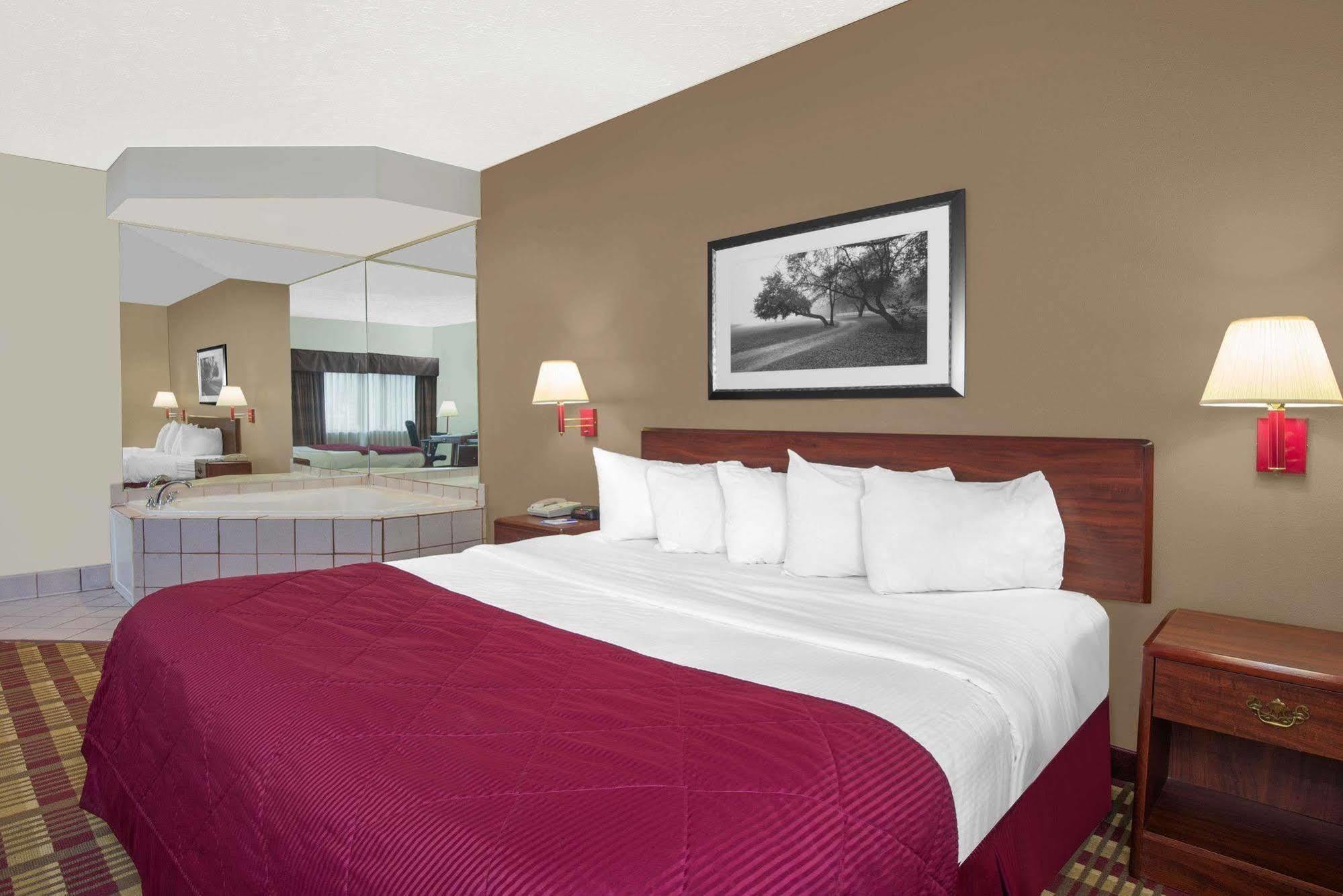 Hotel Baymont By Wyndham Boston Heights/Hudson Esterno foto
